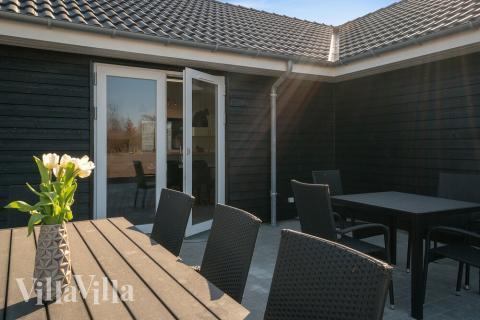 På terrassen i feriehus nr. 446 er det plass til 30 personer.