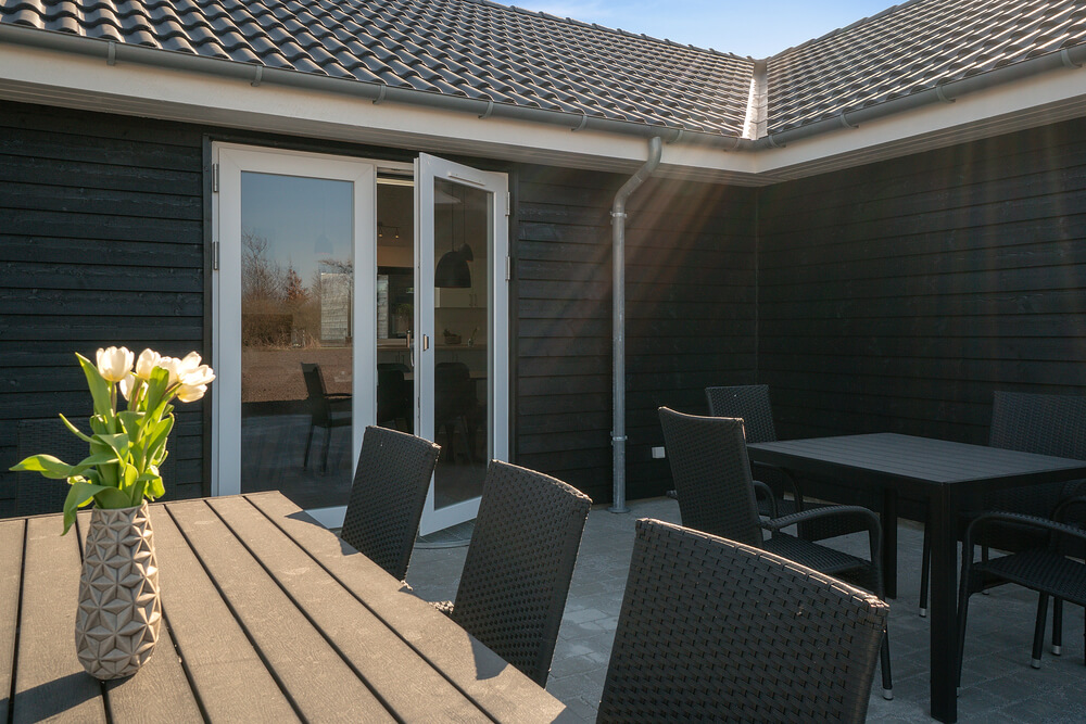 På terrassen i feriehus nr. 446 er det plass til 30 personer.