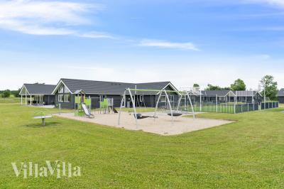 I det attraktive feriehuset nr. 446 i Østjylland finnes det mengder av utendørsaktiviteter, som leketårn og huskestativ.