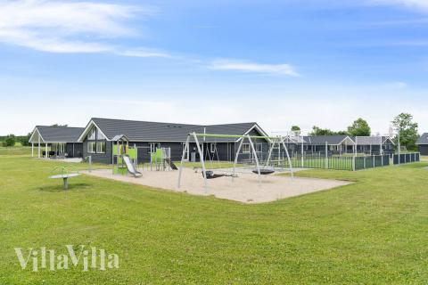 I det attraktive feriehuset nr. 446 i Østjylland finnes det mengder av utendørsaktiviteter, som leketårn og huskestativ.