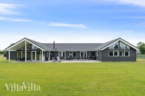Dette lekre huset med svømmebasseng, nr. 446, med plass til 30 personer, ligger i Østjylland