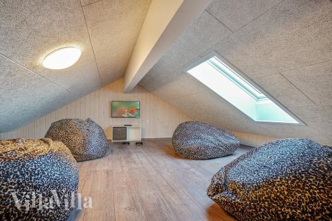 Noen av de 30 soveplassene i luksushus nr. 450 finnes på hems