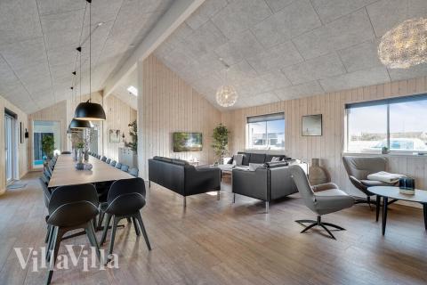 Det er plass til 30 personer i det store lyse oppholdsrommet i luksushus nr. 450.