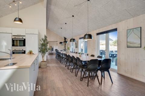 Det er god plass til at 30 personer sitter sammen i feriehusets oppholdsrom under et besøk i luksushus 450 i Østjylland.