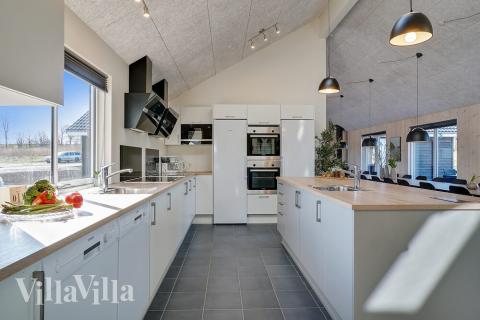 Kjøkkenet i luksushus nr. 450 er fullt utstyrt så dere lett kan lage mat til 30 personer.