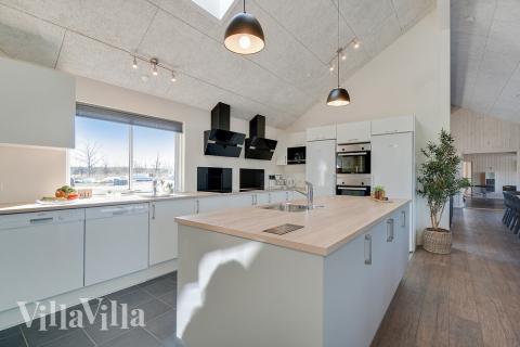 Kjøkkenet i luksushus nr. 450 er godt innrettet.