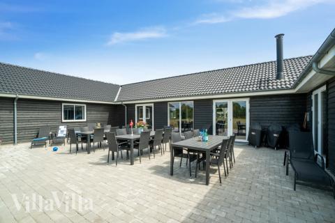 Nyt en grillkveld på terrassen i luksushus nr. 450 i Østjylland