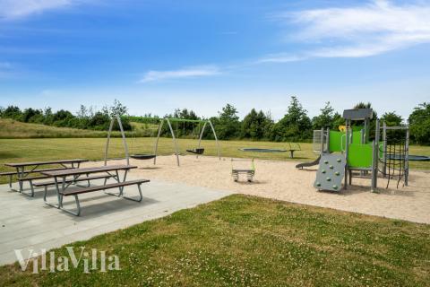 I det attraktive feriehuset nr. 450 i Østjylland finnes det mengder av utendørsaktiviteter, som leketårn og huskestativ.