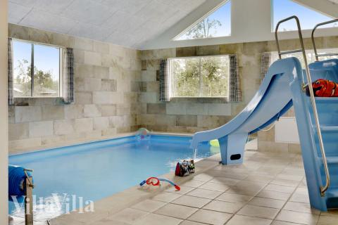 Feriehus 432 har et flott basseng med sklie, et stort innebygd boblebad og en badstue