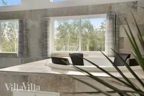 Nyt varmen i boblebadet i luksushus nr. 432 i Lolland/Falster/Møn