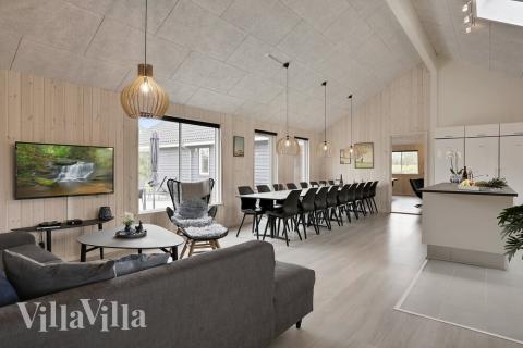 Det er plass til 20 personer i det store lyse oppholdsrommet i luksushus nr. 432.