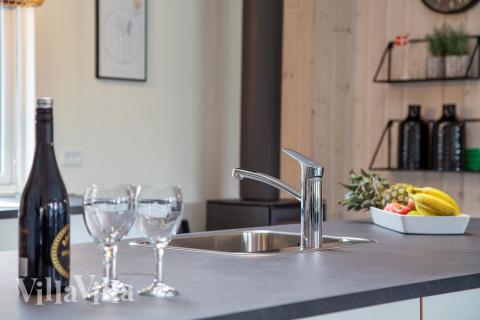 Kjøkkenet i luksushus nr. 432 er godt innrettet.