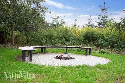 I det attraktive feriehuset nr. 432 i Lolland/Falster/Møn finnes det mengder av utendørsaktiviteter, som leketårn og huskestativ.