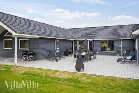 Nyt en grillkveld på terrassen i luksushus nr. 432 i Lolland/Falster/Møn