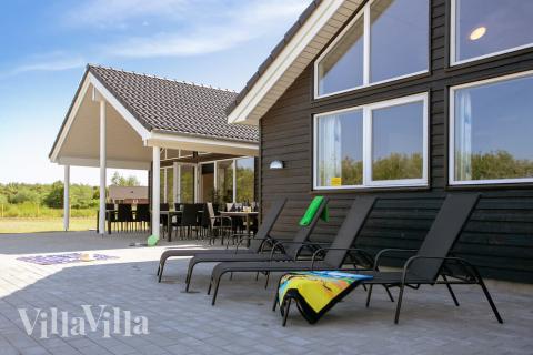 På terrassen i feriehus nr. 433 er det plass til 16 personer.