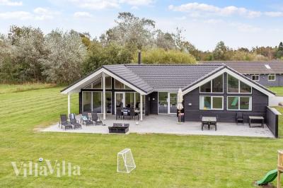 Dette lekre huset med svømmebasseng, nr. 433, med plass til 16 personer, ligger i Lolland/Falster/Møn
