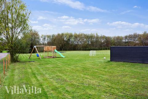 I det attraktive feriehuset nr. 433 i Lolland/Falster/Møn finnes det mengder av utendørsaktiviteter, som leketårn og huskestativ.