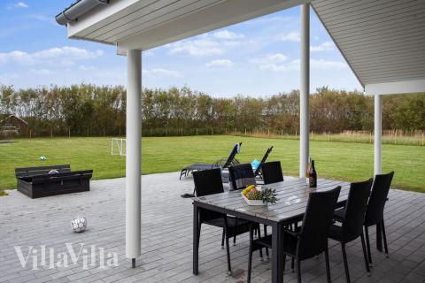 Nyt en grillkveld på terrassen i luksushus nr. 433 i Lolland/Falster/Møn
