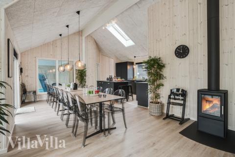 Det er god plass til at 20 personer sitter sammen i feriehusets oppholdsrom under et besøk i luksushus 434 i Nordsjælland.