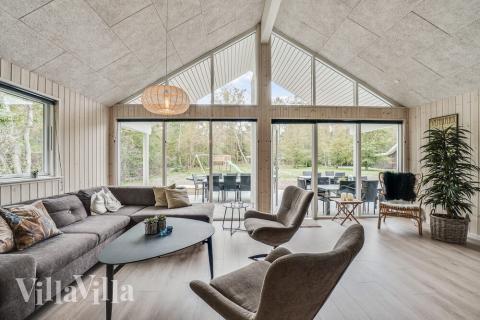 Det er plass til 20 personer i det store lyse oppholdsrommet i luksushus nr. 434.