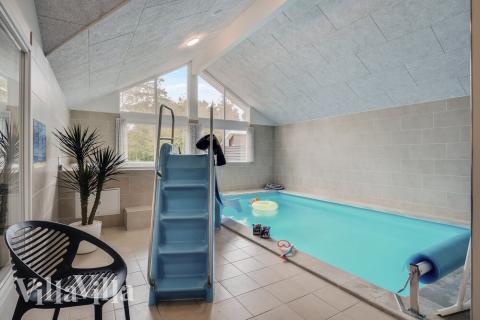 Feriehus 434 har et flott basseng med sklie, et stort innebygd boblebad og en badstue