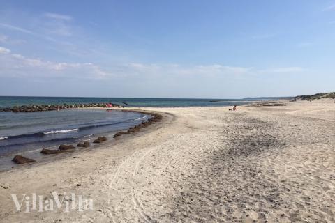 Stranden nær luksushus nr. 434 i Nordsjælland er ideell til gåturer.