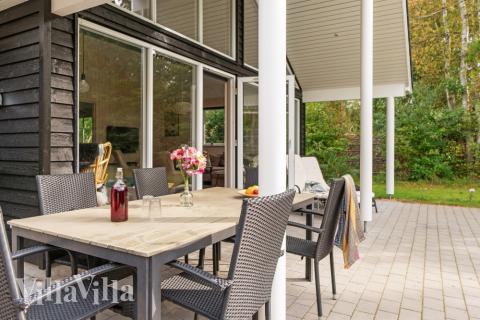 På terrassen i feriehus nr. 434 er det plass til 20 personer.