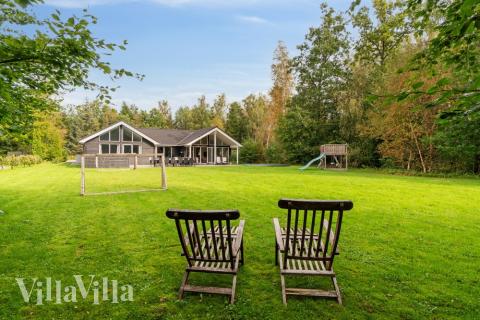 I det attraktive feriehuset nr. 434 i Nordsjælland finnes det mengder av utendørsaktiviteter, som leketårn og huskestativ.