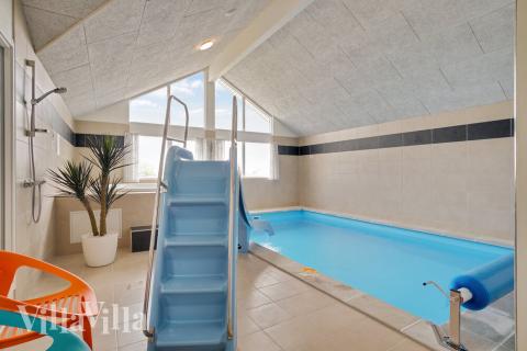 Det flotte bassenget i luksushus nr. 437 til 18 personer