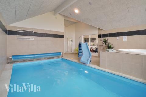 Feriehus 437 har et flott basseng med sklie, et stort innebygd boblebad og en badstue