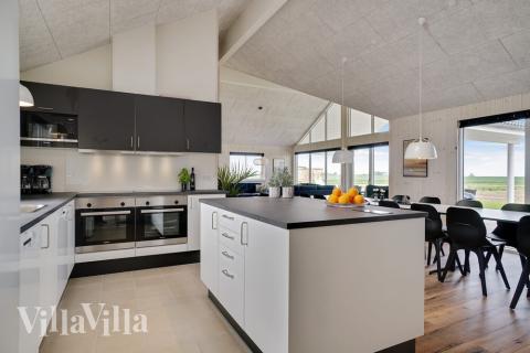 Kjøkkenet i luksushus nr. 437 er fullt utstyrt så dere lett kan lage mat til 18 personer.