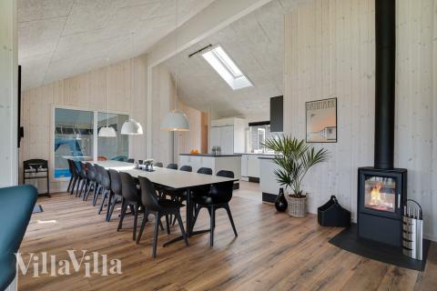 Det er god plass til at 18 personer sitter sammen i feriehusets oppholdsrom under et besøk i luksushus 437 i Fyn og øyer.