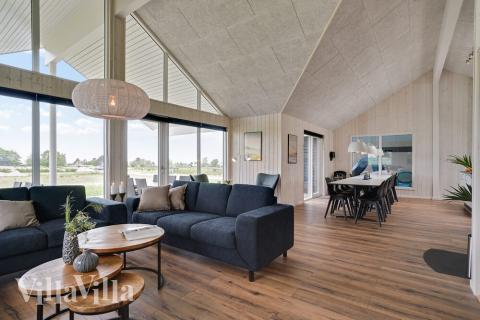 Det er plass til 18 personer i det store lyse oppholdsrommet i luksushus nr. 437.