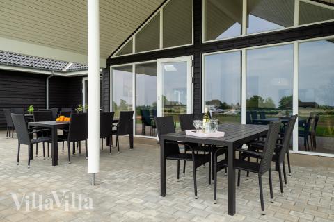 På terrassen i feriehus nr. 437 er det plass til 18 personer.