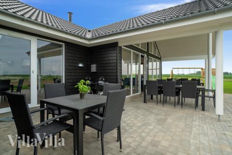 Luksushus nr. 437 har en deilig terrasse med gode hagemøbler til 18 personer.