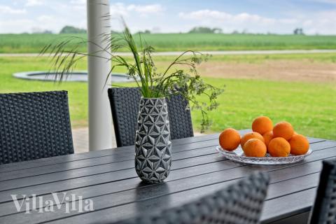 Nyt en grillkveld på terrassen i luksushus nr. 437 i Fyn og øyer