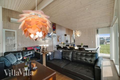 Det er plass til 10 personer i det store lyse oppholdsrommet i luksushus nr. 443.