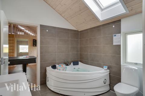 Nyt varmen i boblebadet i luksushus nr. 443 i Østjylland