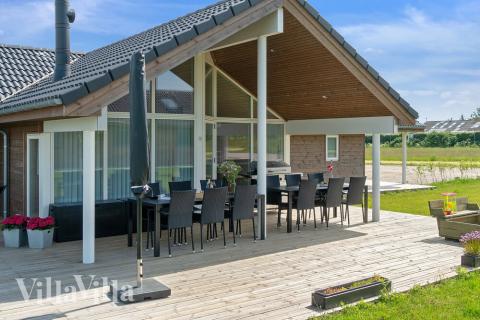 På terrassen i feriehus nr. 443 er det plass til 10 personer.