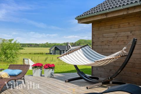 Nyt en grillkveld på terrassen i luksushus nr. 443 i Østjylland