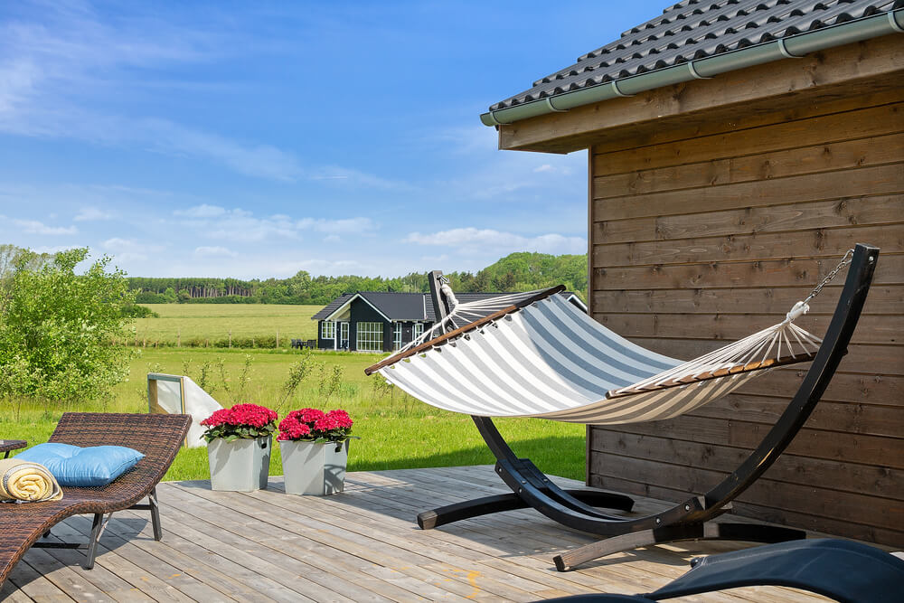 Nyt en grillkveld på terrassen i luksushus nr. 443 i Østjylland