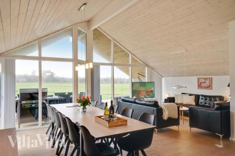 Oppholdsrom med plass til 12 i luksushus nr. 444.