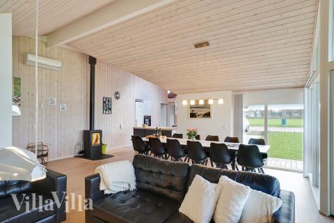 Det er god plass til at 12 personer sitter sammen i feriehusets oppholdsrom under et besøk i luksushus 444 i Østjylland.