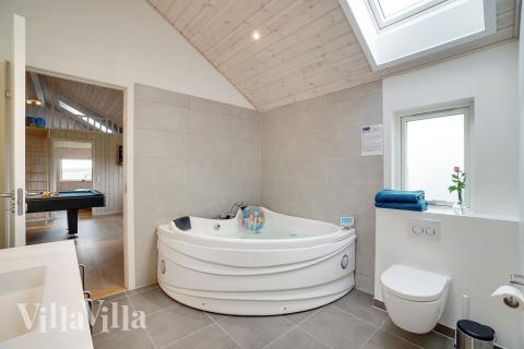 Nyt varmen i boblebadet i luksushus nr. 444 i Østjylland