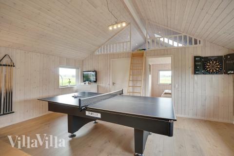 Det er plass til 12 personer i det store lyse oppholdsrommet i luksushus nr. 444.