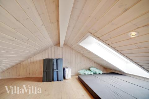 Noen av de 12 soveplassene i luksushus nr. 444 finnes på hems