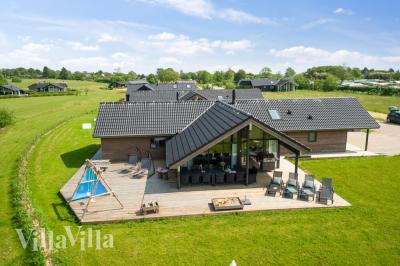 Dette lekre huset med spa, nr. 444, med plass til 12 personer, ligger i Østjylland