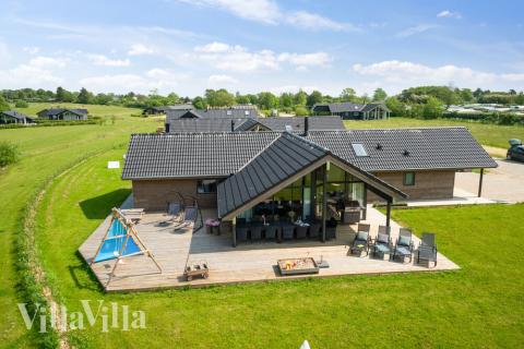 Dette lekre huset med spa, nr. 444, med plass til 12 personer, ligger i Østjylland