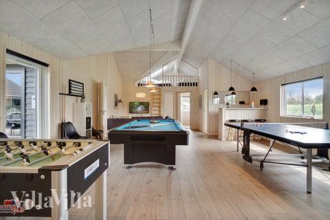 Konkurrer i feriehusets aktivitetsrom når dere besøker luksushus nr. 453 i Vestjylland.