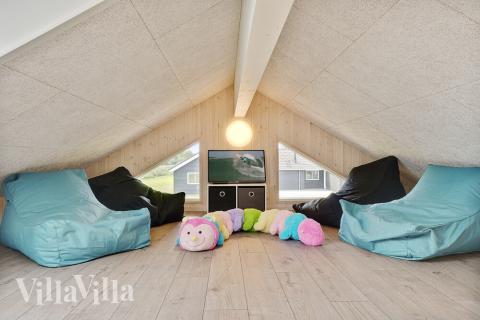 Noen av de 20 soveplassene i luksushus nr. 453 finnes på hems